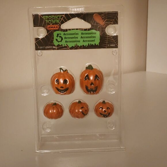 LEMAX SPOOKY TOWN 2017 Orange Happy Pumpkin Family of 5 New #14852 - Picture 1 of 11